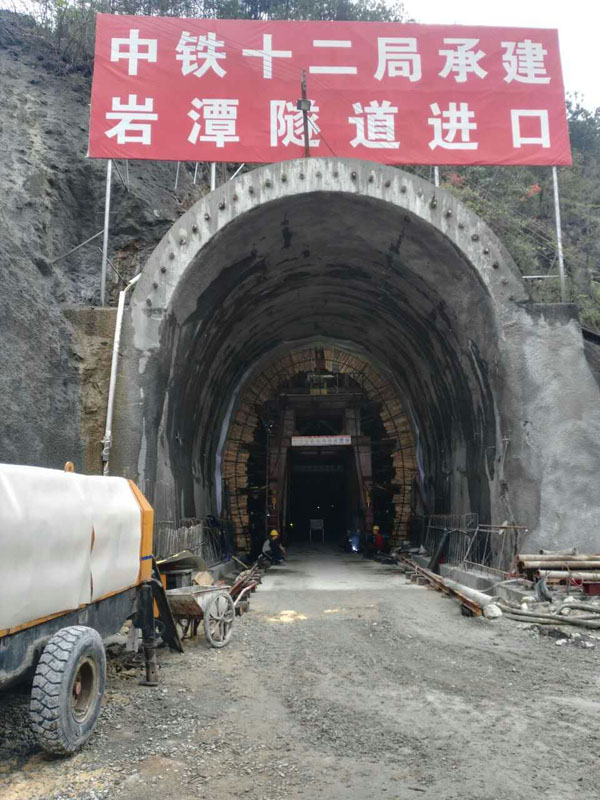 公司臺車，中鐵十二局巖潭鐵路隧道項目工地